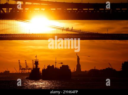 New York, États-Unis. 09 novembre 2024. Le soleil se couche derrière la Statue de la liberté à New York le samedi 9 novembre 2024. Photo de John Angelillo/UPI crédit : UPI/Alamy Live News Banque D'Images