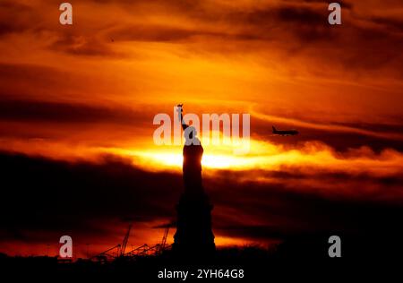 New York, États-Unis. 09 novembre 2024. Le soleil se couche derrière la Statue de la liberté à New York le samedi 9 novembre 2024. Photo de John Angelillo/UPI crédit : UPI/Alamy Live News Banque D'Images