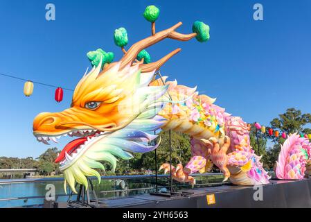 Oz Asia Festival Hong Kong Dragon sur le pont piétonnier Riverbank Precinct, Adélaïde, Australie méridionale, Australie Banque D'Images