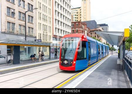 Tramway approchant Art Gallery Tram Stop, North Terrace, Adélaïde, Australie du Sud, Australie Banque D'Images