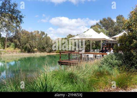 Lac et terrasse à Maggie Beer's Farm Shop, Pheasant Farm Road, Nuriootpa, Barossa Valley, Australie méridionale, Australie Banque D'Images