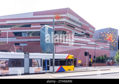 Tramway passant devant le centre de congrès d'Adélaïde, North Terrace, Adélaïde, Australie méridionale, Australie Banque D'Images