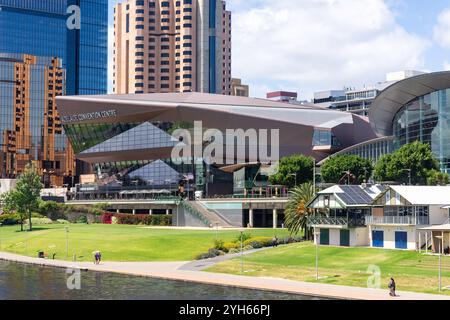 Centre de congrès d'Adélaïde de l'autre côté de la rivière Torrens, North Terrace, Adélaïde, Australie méridionale, Australie Banque D'Images