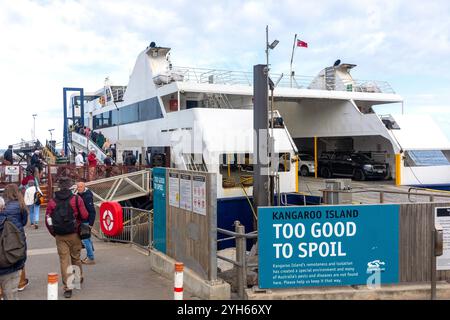 Passagers embarquant sur Sealink Ferry, terminal de ferry Sealink, Cape Jervis, Australie méridionale, Australie Banque D'Images