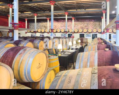 Barils de vin et table à manger dans Cellar Door, 19ème siècle Chateau Tanunda , Basedow Road, Tanunda, Barossa Valley, Australie du Sud, Australie Banque D'Images