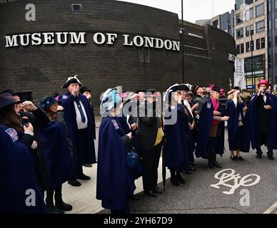 LONDRES, ROYAUME-UNI. 9 novembre 2024. Le maître, M. Jeremy Bedford et ses deux filles au défilé de la Worshipful Company of Feltmakers, Zunft zur Waag, et le ZURICH City police Band assistent au défilé Lord Mayor's Show en 2024 à Londres, au Royaume-Uni. (Photo de 李世惠/Voir Li/Picture Capital) crédit : Voir Li/Picture Capital/Alamy Live News Banque D'Images