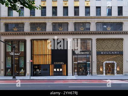 New York, NY - 26 août 2024 : Fifth Avenue à Manhattan est bien connue pour ses magasins de détail de marque de luxe Banque D'Images