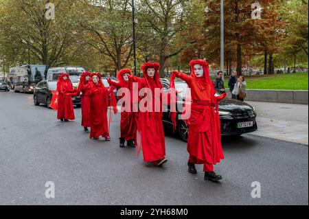 Londres, Royaume-Uni. 09 novembre 2024. Les London Red Rebels sont vus pointer le bâtiment Shell pendant la manifestation. Les London Red Rebels, London Drummers, extinction Rebellion et Ogoni Solidarity se sont rassemblés devant le bâtiment Shell à Londres pour manifester à l'occasion du 29e anniversaire de la mort des neuf Ogoni. (Photo de David Tramontan/SOPA images/SIPA USA) crédit : SIPA USA/Alamy Live News Banque D'Images