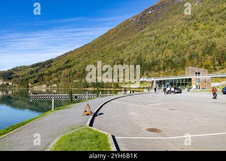 Entrée au télésiège de Loen à côté du fjord Innvikfjorden. Le téléphérique monte les gens jusqu'au sommet du Mont Haven offrant une vue spectaculaire sur le Loe Banque D'Images