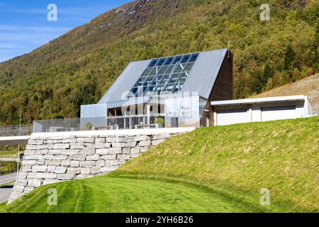 Entrée au téléphérique de Loen, un téléphérique qui monte les gens au sommet du Mont Haven offrant une vue spectaculaire sur la vallée de Loen et le nordfjord Banque D'Images