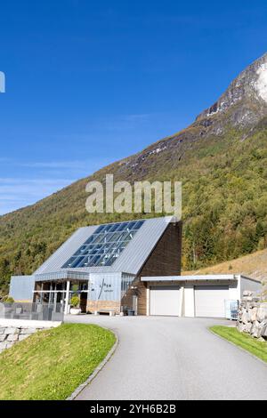 Entrée au téléphérique de Loen, un téléphérique qui monte les gens au sommet du Mont Haven offrant une vue spectaculaire sur la vallée de Loen et le nordfjord Banque D'Images