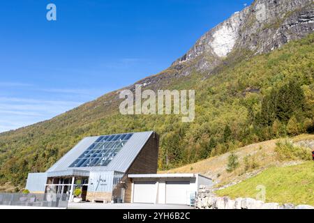 Entrée au téléphérique de Loen, un téléphérique qui monte les gens au sommet du Mont Haven offrant une vue spectaculaire sur la vallée de Loen et le nordfjord Banque D'Images