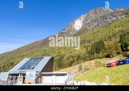 Entrée au téléphérique de Loen, un téléphérique qui monte les gens au sommet du Mont Haven offrant une vue spectaculaire sur la vallée de Loen et le nordfjord Banque D'Images