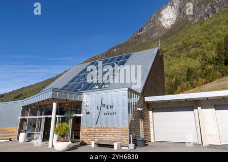 Entrée au téléphérique de Loen, un téléphérique qui monte les gens au sommet du Mont Haven offrant une vue spectaculaire sur la vallée de Loen et le nordfjord Banque D'Images