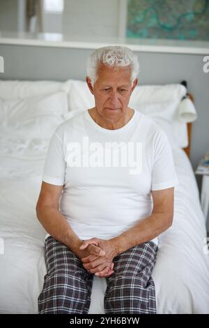 Homme âgé, pensant et triste en clinique ou en établissement de vie assistée comme patient avec Alzheimer. Personne âgée, dépression et planification de la retraite Banque D'Images