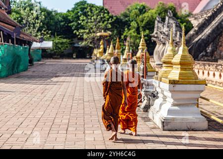 Jeunes moines se promenant dans Wat Chedi Luang Banque D'Images