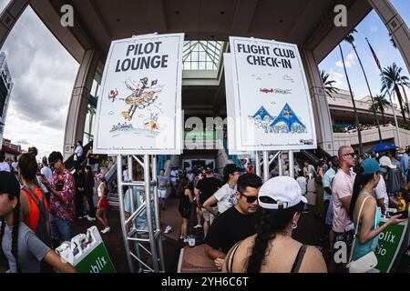 Tampa, Floride, États-Unis. 9 novembre 2024. Les fans Navigate sont le centre de congrès à la recherche d'une bonne position pour voir la compétition. (Crédit image : © Dave Decker/ZUMA Press Wire) USAGE ÉDITORIAL SEULEMENT! Non destiné à UN USAGE commercial ! Banque D'Images