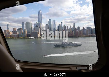 4 novembre 2024 - New York City, New York, États-Unis - Une fenêtre d'hélicoptère du département de police de New York donne une vue du tout nouveau destroyer à missiles guidés USS John Basilone (DDG 122) de la Marine, alors que le Basilone arrive pour sa semaine de cérémonie de mise en service à New York. Le navire sera mis en service le 9 novembre 2024. (Crédit image : © EJ Hersom/DoD/ZUMA Press Wire) USAGE ÉDITORIAL SEULEMENT! Non destiné à UN USAGE commercial ! Banque D'Images