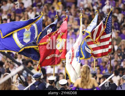 Baton Rouge, États-Unis. 09 novembre 2024. Les drapeaux s'enflamment pendant que l'hymne national est joué lors d'un match de football de la Southeastern Conference au Tiger Stadium le samedi 9 novembre 2024 à Baton Rouge, en Louisiane. (Photo de Peter G. Forest/Sipa USA) crédit : Sipa USA/Alamy Live News Banque D'Images