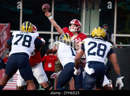 Bloomington, États-Unis. 09 novembre 2024. BLOOMINGTON, INDIANA - 9 NOVEMBRE : le quarterback des Indiana Hoosiers Kurtis Rourke (9 ans) lors d'un match de football de la NCAA le 9 novembre 2024 à Bloomington, Indiana (crédit : Jeremy Hogan/Alamy Live News Banque D'Images