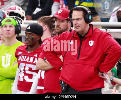 Bloomington, États-Unis. 09 novembre 2024. BLOOMINGTON, INDIANA - 9 NOVEMBRE : Curt Cignetti, entraîneur de l'Université de l'Indiana, entraîneur contre le Michigan lors d'un match de football de la NCAA le 9 novembre 2024 à Bloomington, Ind ( Credit : Jeremy Hogan/Alamy Live News Banque D'Images