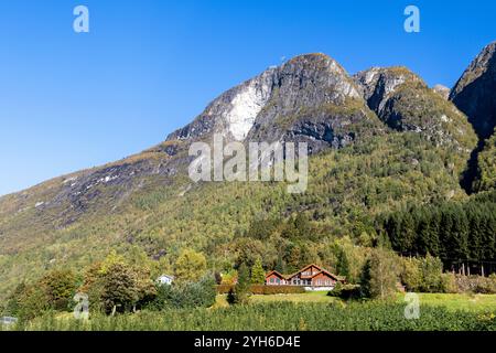 Loen Skylift, un téléphérique qui monte les gens au sommet du Mont Hoven offrant une vue spectaculaire sur la vallée de Loen et la région du nordfjord Banque D'Images