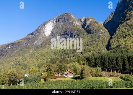 Loen Skylift, un téléphérique qui monte les gens au sommet du Mont Hoven offrant une vue spectaculaire sur la vallée de Loen et la région du nordfjord Banque D'Images