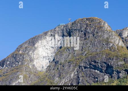 Loen Skylift, un téléphérique qui monte les gens au sommet du Mont Hoven offrant une vue spectaculaire sur la vallée de Loen et la région du nordfjord Banque D'Images