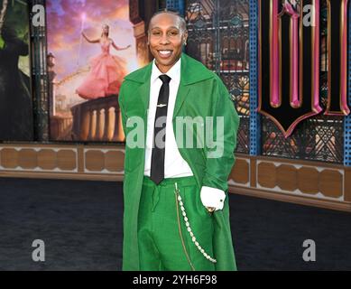 Los Angeles, États-Unis. 09 novembre 2024. Lena Waithe, actrice et productrice, assiste à la première de la comédie musicale fantastique romantique 'Wicked' au pavillon Dorothy Chandler à Los Angeles le samedi 9 novembre 2024. Scénario : Elphaba, une jeune femme incomprise à cause de sa peau verte, et Glinda, une fille populaire, deviennent amis à l'Université de Shiz dans le pays d'Oz. Après une rencontre avec le merveilleux Magicien d'Oz, leur amitié atteint un carrefour. Photo de John McCoy/UPI crédit : UPI/Alamy Live News Banque D'Images