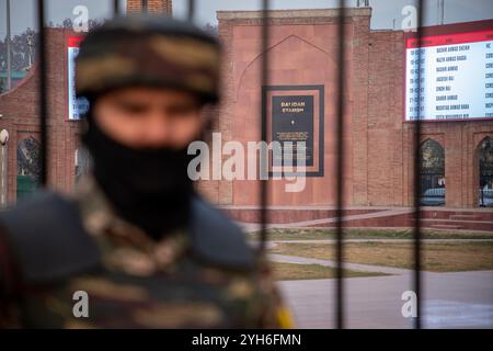 Srinagar, Inde. 10 novembre 2024. Un soldat paramilitaire indien garde à l'intérieur du nouveau Balidan Stambh ou mémorial des martyrs à Srinagar, la capitale estivale du Jammu-et-Cachemire. Le mémorial a été construit au parc Pratab au cœur de Srinagar en hommage au personnel de l'armée indienne, de la police du Jammu-et-Cachemire et des forces paramilitaires qui ont été tués pendant les guerres et les opérations insurrectionnelles de plusieurs décennies dans la région troublée de l'Himalaya. Crédit : SOPA images Limited/Alamy Live News Banque D'Images