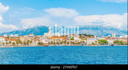 Vue panoramique de Split et des montagnes pittoresques en arrière-plan, région de Dalmatie, Croatie. Banque D'Images