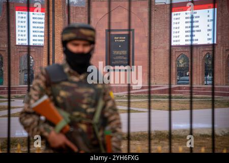 Un soldat paramilitaire indien se tient sur la garde devant une signalisation électronique qui fait clignoter les noms des soldats tués à l'intérieur du nouveau Balidan Stambh ou mémorial des martyrs à Srinagar, la capitale estivale du Jammu-et-Cachemire. Le mémorial a été construit au parc Pratab au cœur de Srinagar en hommage au personnel de l'armée indienne, de la police du Jammu-et-Cachemire et des forces paramilitaires qui ont été tués pendant les guerres et les opérations insurrectionnelles de plusieurs décennies dans la région troublée de l'Himalaya. (Photo de Faisal Bashir/SOPA images/Sipa USA) Banque D'Images