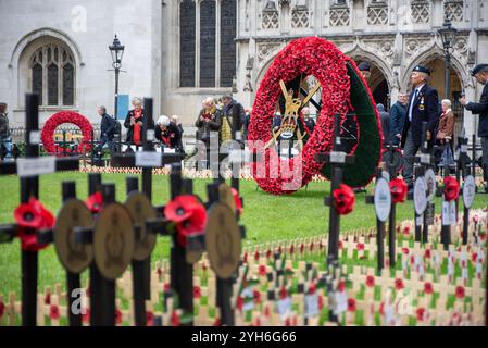 Londres, Royaume-Uni. 09 novembre 2024. Les gens marchent près des croix et des couronnes sur le champ du souvenir à l'abbaye de Westminster à Londres. Les gens placent des coquelicots et des croix au champ du souvenir de l'abbaye de Westminster pour honorer les soldats tombés au combat et marquer la commémoration du souvenir de la nation. La tradition a commencé en 1928 lorsque quelques coquelicots ont été placés autour d'une croix sur le terrain de l'église St Margaret à l'abbaye de Westminster. L'événement s'est développé au fil des ans et maintenant il y a une mer de croix et de coquelicots autour en novembre. Crédit : SOPA images Limited/Alamy Live News Banque D'Images