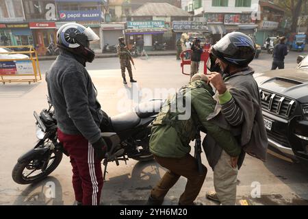 Affrontements entre militants et forces de sécurité indiennes à Srinagar, en Inde le personnel de sécurité indienne a effectué un contrôle à la suite d'une rencontre qui a éclaté entre les forces de sécurité indiennes et des militants dans la banlieue de Srinagar, en Inde, le 10 novembre 2024. Une intense fusillade a éclaté à la périphérie de Srinagar tôt le dimanche 10 novembre 2024, après que les forces de sécurité se sont arrêtées sur un groupe de militants se cachant dans une zone boisée. Suite à des rapports des services de renseignement, le personnel de sécurité a mené une opération de bouclage et de fouille, encerclant les militants qui ont riposté par de violents tirs. Cela a conduit à un exc. Prolongé Banque D'Images