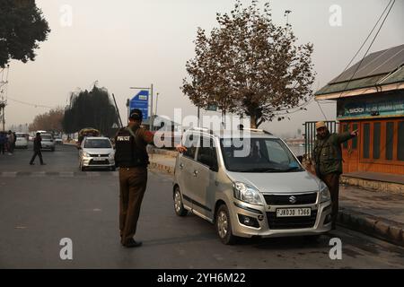 Affrontements entre militants et forces de sécurité indiennes à Srinagar, en Inde le personnel de sécurité indienne a effectué un contrôle à la suite d'une rencontre qui a éclaté entre les forces de sécurité indiennes et des militants dans la banlieue de Srinagar, en Inde, le 10 novembre 2024. Une intense fusillade a éclaté à la périphérie de Srinagar tôt le dimanche 10 novembre 2024, après que les forces de sécurité se sont arrêtées sur un groupe de militants se cachant dans une zone boisée. Suite à des rapports des services de renseignement, le personnel de sécurité a mené une opération de bouclage et de fouille, encerclant les militants qui ont riposté par de violents tirs. Cela a conduit à un exc. Prolongé Banque D'Images