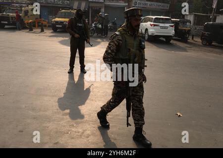 Affrontements entre militants et forces de sécurité indiennes à Srinagar, Inde le personnel de sécurité indienne dans une rue suite à une rencontre qui a éclaté entre les forces de sécurité indiennes et des militants dans la banlieue de Srinagar, Inde, le 10 novembre 2024. Une intense fusillade a éclaté à la périphérie de Srinagar tôt le dimanche 10 novembre 2024, après que les forces de sécurité se sont arrêtées sur un groupe de militants se cachant dans une zone boisée. Suite à des rapports des services de renseignement, le personnel de sécurité a mené une opération de bouclage et de fouille, encerclant les militants qui ont riposté par de violents tirs. Cela a conduit à un échange prolongé Banque D'Images