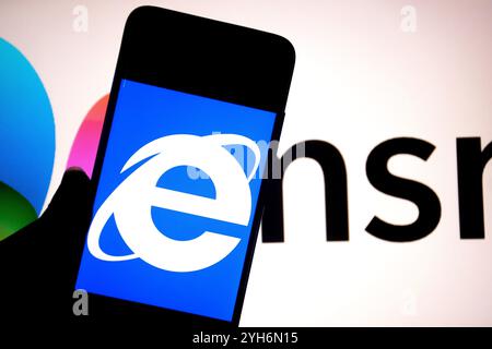 Inde. 08 novembre 2024. Dans cette illustration photo, un logo Internet Explorer vu affiché sur un smartphone avec un logo MSN en arrière-plan. (Photo par Avishek Das/SOPA images/SIPA USA) *** strictement à des fins d'actualités éditoriales *** crédit : SIPA USA/Alamy Live News Banque D'Images