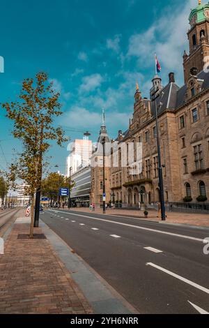 Rotterdam, NL - 10 octobre 2021 : l'hôtel de ville de Rotterdam a été construit entre 1914 et 1920 par Henri Evers. C'est l'un des rares bâtiments du centre de Rotter Banque D'Images