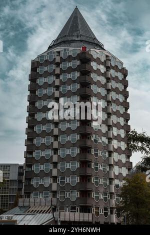 Rotterdam, NL - OCT 10, 2021: Le Blaaktoren est une tour résidentielle sur le Binnenrotte près du Blaak à Rotterdam. Le bâtiment est surnommé le Penc Banque D'Images