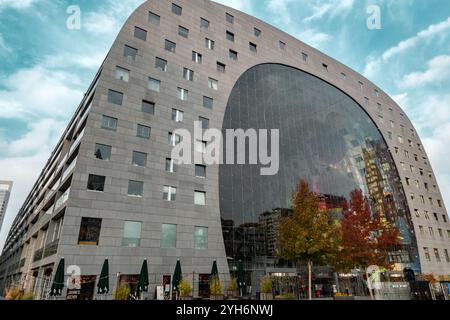 Rotterdam, pays-Bas - OCT10, 2021: Le Markthal est un immeuble résidentiel et de bureaux avec un marché en dessous. Ouvert sur 1 octobre 2014, par Q Banque D'Images