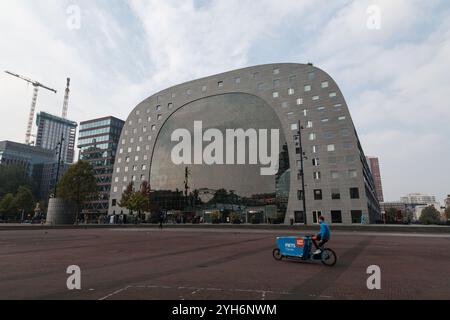 Rotterdam, pays-Bas - OCT10, 2021: Le Markthal est un immeuble résidentiel et de bureaux avec un marché en dessous. Ouvert sur 1 octobre 2014, par Q Banque D'Images