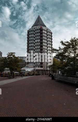 Rotterdam, NL - OCT 10, 2021: Le Blaaktoren est une tour résidentielle sur le Binnenrotte près du Blaak à Rotterdam. Le bâtiment est surnommé le Penc Banque D'Images