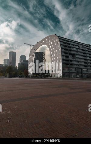 Rotterdam, pays-Bas - OCT10, 2021: Le Markthal est un immeuble résidentiel et de bureaux avec un marché en dessous. Ouvert sur 1 octobre 2014, par Q Banque D'Images