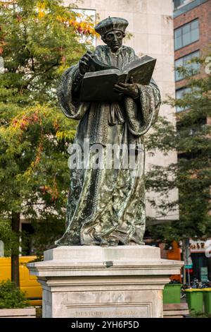 Rotterdam, NL - 10 OCT 2021 : Statue de Desiderius Erasmus Roterodamus, philosophe et théologien catholique néerlandais, l'un des plus grands érudits de l'université Banque D'Images