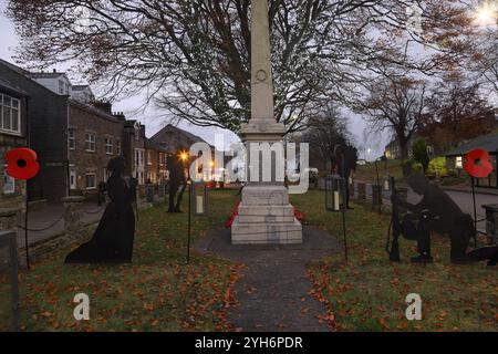 Middleton-in-Teesdale, Comté de Durham, Royaume-Uni. 10 novembre 2024. Dimanche du souvenir. Dans la demi-obscurité d'un matin gris froid de novembre, les silhouettes de soldats se dressent sentinelles au-dessus du mémorial de guerre de Middleton-in-Teesdale le dimanche du souvenir. Crédit : David Forster/Alamy Live News Banque D'Images