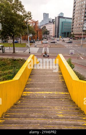 Rotterdam, pays-Bas - 10 octobre 2021 : le Luchtsingel est une passerelle en bois peinte en jaune à Rotterdam. Banque D'Images