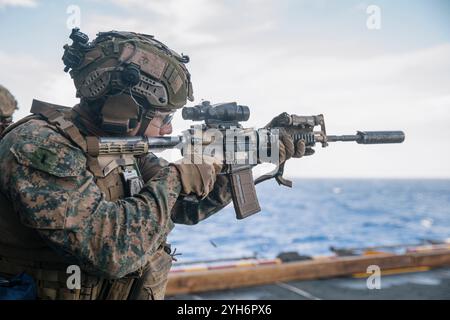 Corps des Marines des États-Unis 1st Lt. Patrick Murray, commandant de peloton affecté à la compagnie Bravo, Bataillon Landing Team 1/5, 15th Marine Expeditionary Unit, f Banque D'Images