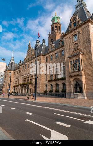 Rotterdam, NL - 10 octobre 2021 : l'hôtel de ville de Rotterdam a été construit entre 1914 et 1920 par Henri Evers. C'est l'un des rares bâtiments du centre de Rotter Banque D'Images