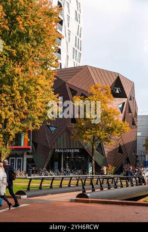 Rotterdam, NL - 10 octobre 2021 : Pauluskerk est un bâtiment d'église futuriste, conçu par l'architecte anglais Will Alsop sur Mauritsweg dans le centre Banque D'Images