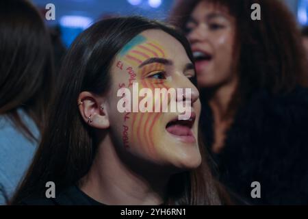 Une manifestante avec son visage peint aux couleurs du drapeau de la Communauté valencienne et la phrase : «le peuple sauve le peuple» participe à une manifestation. Des dizaines de personnes se sont rassemblées à la Puerta del sol à Madrid pour rejoindre les manifestations qui ont été convoquées en Espagne pour exiger la démission du président de la Generalitat Valenciana, Carlos Mazón, accusé de mauvaise gestion lors de la DANA qui a frappé la région le 29 octobre et qui a coûté la vie à plus de 200 personnes. Banque D'Images